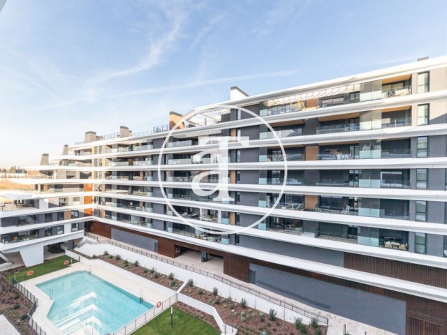 Piso de alquiler temporal de 2 habitaciones y 2 baños con piscina comunitaria en Arganzuela - Imperial